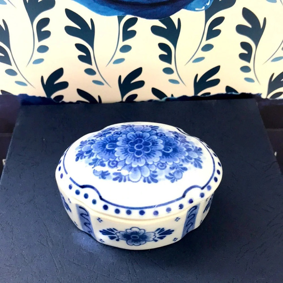 Delft Blue Trinket Case - Picture 2 of 4